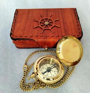 Hermosa cadena de brújula con botón pulsador de latón con caja de cuero regalo coleccionable - Imagen 1 de 6