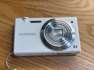 Samsung MV800 16.1MP 8x Optical Zoom Flip Out Touch Screen Digital Camera - Picture 1 of 10