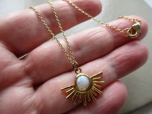VINTAGE RETRO GOLD TONE WHITE OPAL SUNBURST SUN FOB CHARM PENDANT CHAIN NECKLACE - Picture 1 of 4