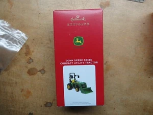 Tractor utilitario compacto Hallmark Ornament John Deere 3038E 2021 caja nueva verde - Imagen 1 de 6