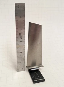 TF-30 F-14 Tomcat Titanium Jet Engine Fan Blade. Schreibtisch Modell Topgun Schleudersitz - Bild 1 von 4