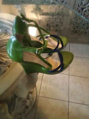 Sandalia Kate Spade charol con tiras cuña verde y azul talla 6 M Foto 1 de 4