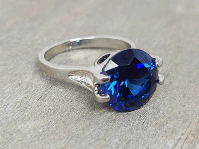 Anillo de cóctel redondo con estrás de vidrio corte azul tono plata talla 7,5 puntas Foto 1 de 4