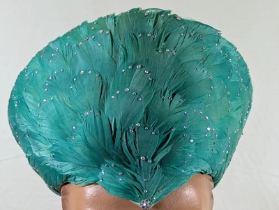 De colección. Sombrero Jack McConnell Verde Punta en V con Plumas y Diamantes, ¡Edición Pluma Roja! Foto 1 de 4