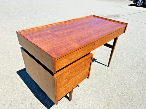 Beautiful Vintage Mid-Century Modern Dillingham Esport Walnut Executive Desk Cover