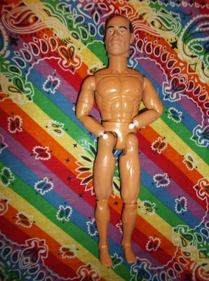 Muñeca masculina articulada "Owen" Hasbro 12" - suelta - manos faltantes - 1993 Foto 1 de 2