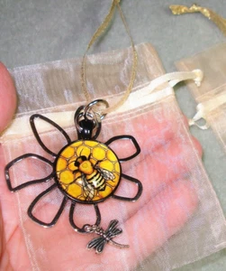 Decorazione natalizia 6 1/2" goccia 3" regina ape e libellula su fiore - Foto 1 di 5