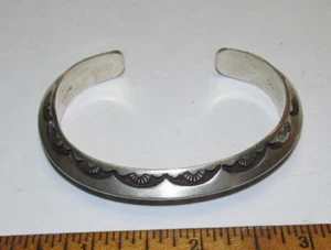 Bracciale Navajo Nora Tahe in argento sterling calibro pesante vintage - Foto 1 di 4