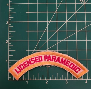 (2) Parche basculante superior paramédico con licencia - dorado y rojo sobre blanco 101 - Imagen 1 de 3