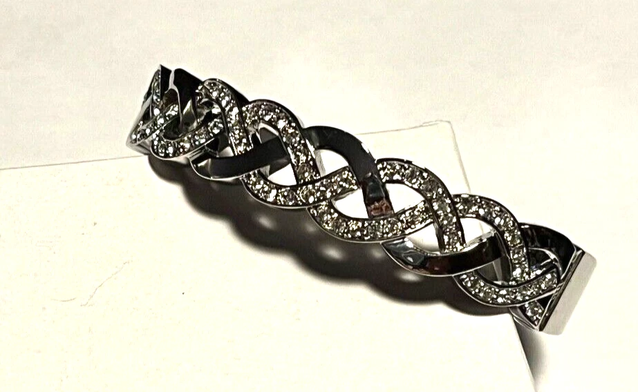 Puño de circonita cúbica chapado en rodio 7 3/4" Foto 1 de 4