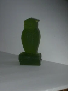 VINTAGE WESTMORELAND GLASS GREEN OWL FIGURINE SITTING ON BOOKS - Picture 1 of 7