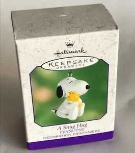 Hallmark Peanuts Snoopy Woodstock 2000 un abrazo cómodo adorno de recuerdo navideño nuevo en caja - Imagen 1 de 1