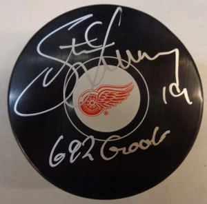Steve Yzerman Autographed Detroit Red Wings Souvenir Puck w/ "692 Goals" Insc - Picture 1 of 1