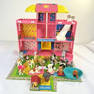 Vintage 90er Puppy In My Pocket Puppyville Hotel Spielset mit 20 Hunden PLUS Zubehör - Bild 1 von 14