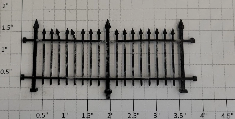 Lionel 156-5 2-Section Damaged Fence - Image 1 of 1