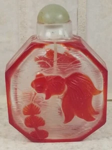 BOTELLA DE TABACO DE VIDRIO TALLADO VINTAGE DISEÑO PEZ KOI 2 1/2" ROJO CORTE A CLARO  - Imagen 1 de 8