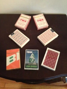LOTTO 7 CARTE DA GIOCO VINTAGE COMPAGNIE AEREE MAZZI SIGILLATI TWA BRANIFF CONTINENTAL OZARK  - Foto 1 di 11