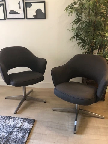 Eero Saarinen for Knoll Mid Century Modern Pair of Executive Swivel Armchairs Cover