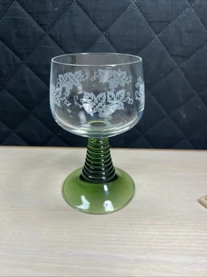 Copa de vino Luminarc Roemer grabada uvas colmena tallo verde Francia Foto 1 de 4