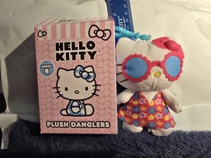 4" Serie 4 Hello Kitty 2023 Schlenker Plüsch - PINK & BLAU KLEID SCHLEIFE SONNENBRILLE - Bild 1 von 12