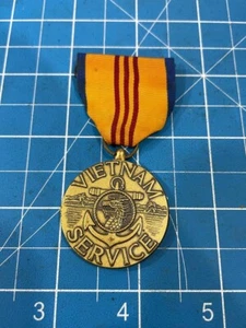 Ancienne Médaille Service Marine Marchande Vietnam - RÉGLEMENTATION AMÉRICAINE TAILLE RÉELLE - Photo 1/6