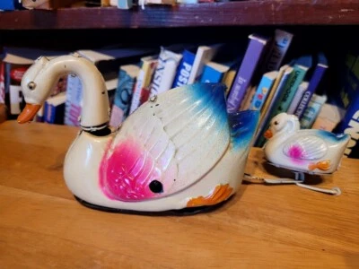 NICE VINTAGE SELDOM SEEN PAINTED TIN WIND UP SWAN w/ BABY made in Occupied JAPAN - Image 1 of 4