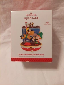 (D) Hallmark Ornament 2013 SANTA'S RENTIER FLUGSCHULE Magic Sound & Motion - Bild 1 von 6