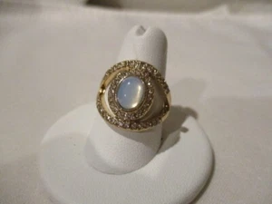 AVON Opalesque Split Ring Goldton mit Kunstopal umgeben von klaren Strasssteinen 8 - Bild 1 von 9