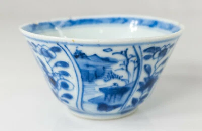 Antigua copa de vino china de los siglos XVII/XVIII con esmalte azul y blanco Kraak Foto 1 de 4