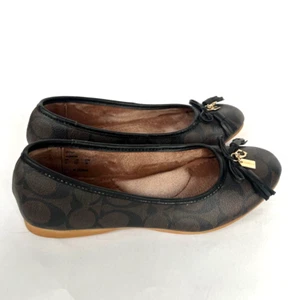 Zapatos planos de ballet Coach Benni negros marrones de cuero CC con arco y dijes dorados talla US 5,5 - Imagen 1 de 16