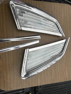 Cristal cuarto ventana mercedes c107/r107 + moldura cromada (derecha y izquierda) Foto 1 de 4