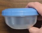 Conteneurs ronds Rubbermaid Servin Saver transparents avec couvercle ouvert bleu EZ #11 11,8 oz
