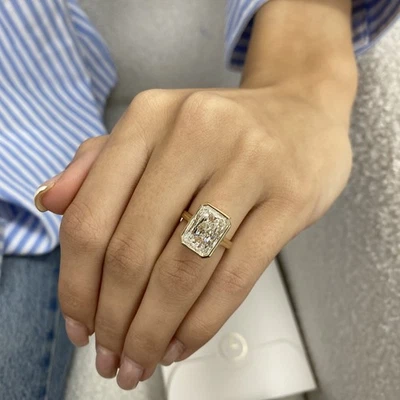 Anillo de compromiso de diamantes certificado IGI VS1 F radiante 6C bisel creado en laboratorio oro de 14K Foto 1 de 4