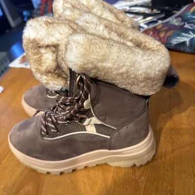Botas al tobillo de invierno Roxy Yuma Alpine de piel sintética para mujer talla US 7,5 Foto 1 de 4