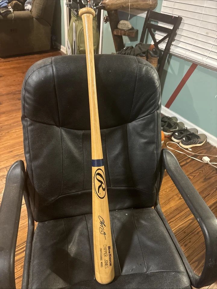 Chipper Jones Autographed Rawlings Big Stick Prof Model Baseball Bat Rare Item - Image 1 of 3