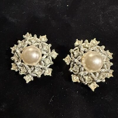 Brincos vintage Sarah Coventry floco de neve pin centro pérola strass clipe - Imagem 1 de 4