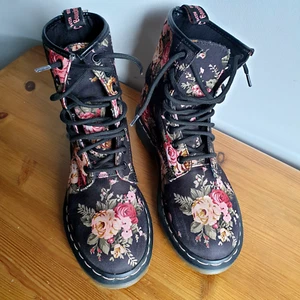Mujer Lona Doc Martens 11821 Negro con Rosas Florales Rosas Talla 5/38 En muy buena condición - Imagen 1 de 12