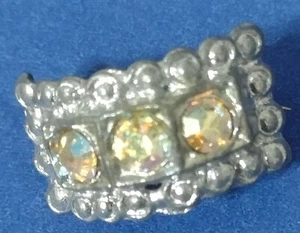 Vintage 1930's tiny silver tone pot metal brooch with 3 aurora borealis stones. - Picture 1 of 5