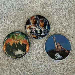 3 Stück Film Pinback Mutant Ninja Turtles, 1982 Disney Tron, 1981 The Evil Dead - Bild 1 von 7