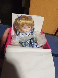 Marie Osmond "Saundra Tiny Tot" Puppe in Box mit Echtheitszertifikat in Box - Bild 1 von 4
