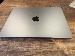 apple macbook air 2022 M2. 24GB Memory. 8‑core CPU, 10‑core GPU and 16‑coreNE - Picture 1 of 9