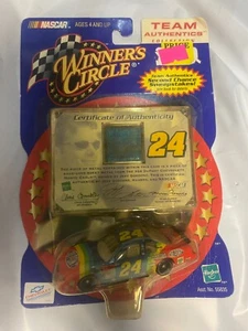 1:64 WINNERS CIRCLE TEAM AUTHENTICS 2001 #24 DUPONT JEFF GORDON WITH SHEET METAL - Picture 1 of 2