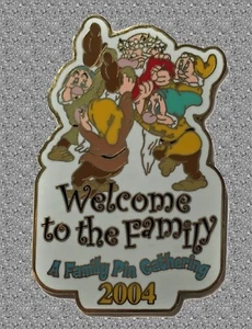 A Family Pin Gathering Seven Dwarfs Welcome to the Family - DISNEY LE 1250 - Picture 1 of 1