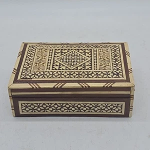 Antigua caja de baratija rectangular de madera con incrustaciones de madreperla ultra micro mosaico - Imagen 1 de 13