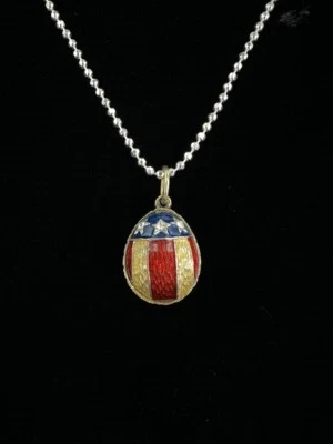 Vintage Sterling Placcato Oro Russo Smalto Uovo Bandiera Americana Collana 61cm - Immagine 1 di 4