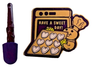 Vintage Pillsbury Doughboy Fridge “HAVE A SWEET DAY!” & Spatula Magnet Set RARE - Picture 1 of 4