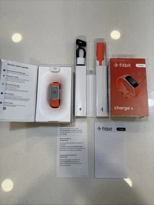 Fitbit Charge 6 Bluetooth Activity Tracker - custodia oro champagne / cinturino corallo - Foto 1 di 6