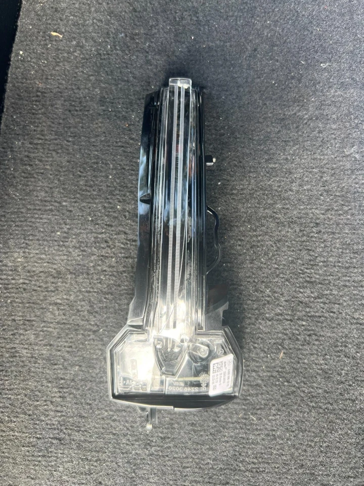 Original 2019-2021 Mercedes-Benz CLA, A - Lámpara de señalización derecha (099-906-18-02) Foto 1 de 1