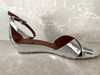 Sandalias de cuña Marc By Marc Jacobs para mujer plateadas de cuero metálico talla 8,5 NUEVAS Foto 1 de 4