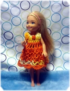 1 handgefertigtes gehäkeltes Puppenkleid, das 5,5 Zoll CHELSEA/KEINE PUPPE ODER SCHUHE passt - Bild 1 von 15